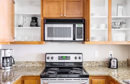 Santa Clara Apartment | Roomy Santa Clara 1BR w/Parking, Pool, walk to Dining by Blueground
