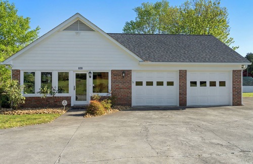 McMinn County House | Roomy - Sunroom - Near Wedding Venues - 9 Acres