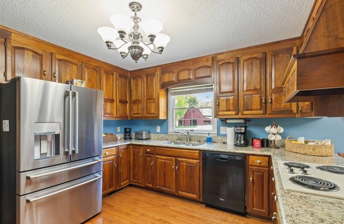 Athens - Sweetwater House | Roomy - Sunroom - Near Wedding Venues - 9 Acres