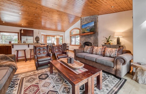 Ridgewood House | Rooney Ridge - Luxury 2600 Sq Ft, Cozy Fireplace, Family Room, Ping Pong Table!