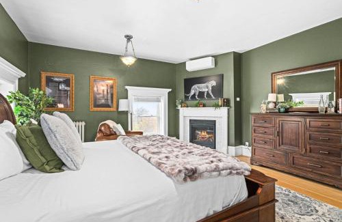 Endion Hotel | Roosevelt Suite w Jacuzzi Fireplace