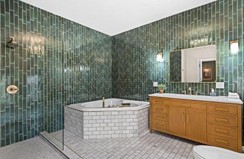 Endion Hotel | Roosevelt Suite w Jacuzzi Fireplace