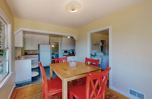 Healdsburg House | Rooster Cottage | House with Russian River views, hot tub, back deck, W/D, patio
