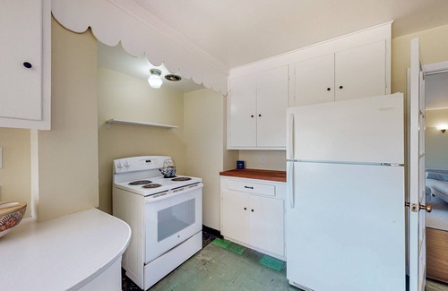 Healdsburg House | Rooster Cottage | House with Russian River views, hot tub, back deck, W/D, patio