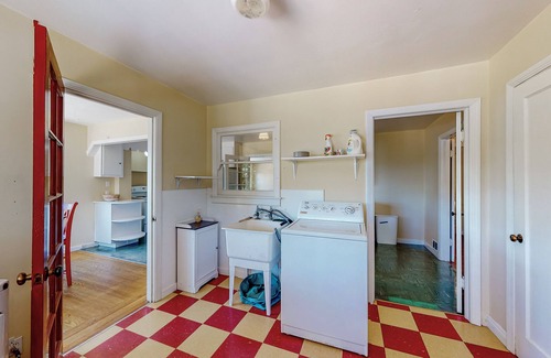 Healdsburg House | Rooster Cottage | House with Russian River views, hot tub, back deck, W/D, patio
