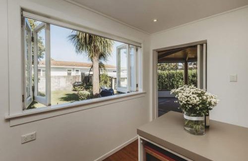 Fitzroy House | Ropiha Retreat Close To Fitzroy Beach