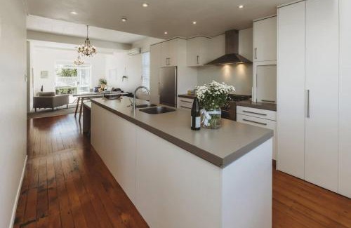Fitzroy House | Ropiha Retreat Close To Fitzroy Beach