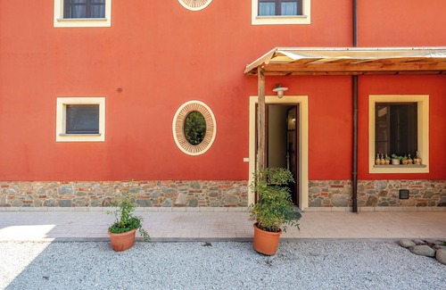 Montecarlo Apartment | 'Rosa Bianca' Room with Shared Pool, Wi-Fi and Air Conditioning