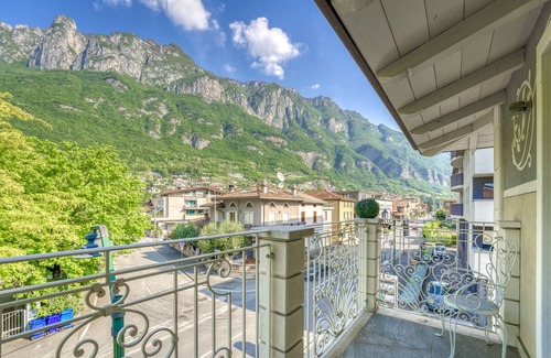 Darfo Boario Terme House | Rosa - Double Room with Balcony in Liberty Villa