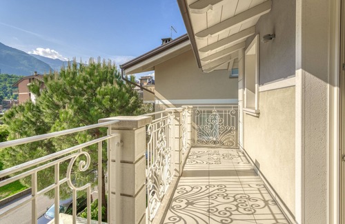Darfo Boario Terme House | Rosa - Double Room with Balcony in Liberty Villa