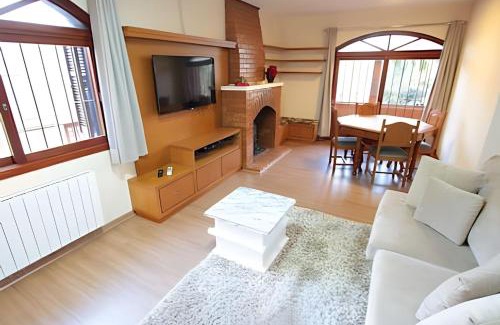 Floresta House | Rosa Edifício Monte Carlo