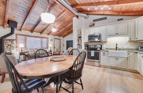 Higgins Lake Cottage | Roscommon Cottage - Walk to Higgins Lake!