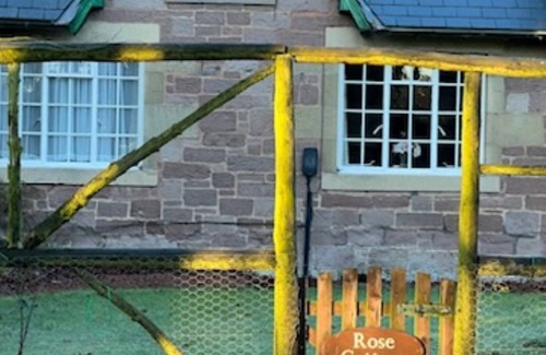 Paxton Cottage | Rose Cottage - Charming Cottage in the Grounds of a Private Country House Estate
