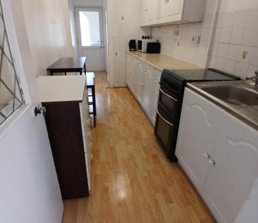 Walsall House | Rose Cottage-4 BED HOUSE FOR CONTRACTORS & FAMILIES Close to M6, J10-NO PARTIES ALLOWED