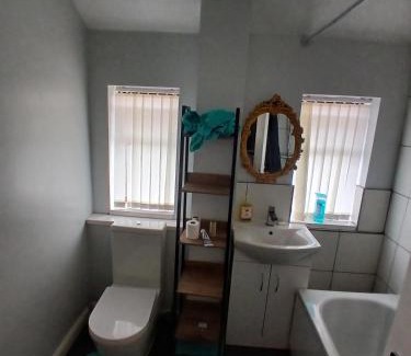 Walsall House | Rose Cottage-4 BED HOUSE FOR CONTRACTORS & FAMILIES Close to M6, J10-NO PARTIES ALLOWED