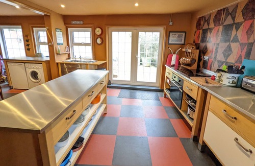 Niton Cottage | Rose Cottage - a cottage that sleeps 6 guests in 3 bedrooms