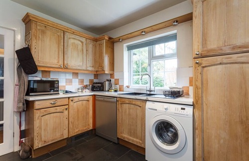 New Forest District Cottage | Rose Cottage, Burley. Beautiful location in New Forest. Dog friendly, sleeps 12