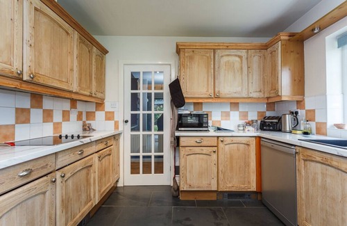 New Forest District Cottage | Rose Cottage, Burley. Beautiful location in New Forest. Dog friendly, sleeps 12