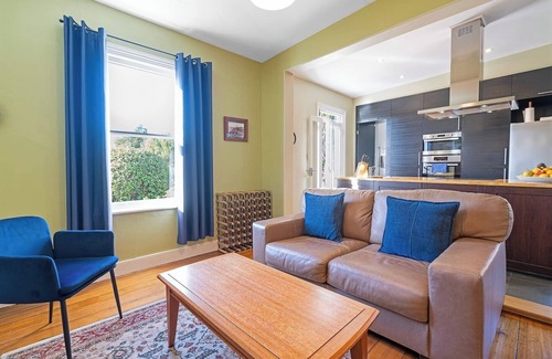 West Hobart House | Rose Cottage Charming Haven near CBD and Waterfront