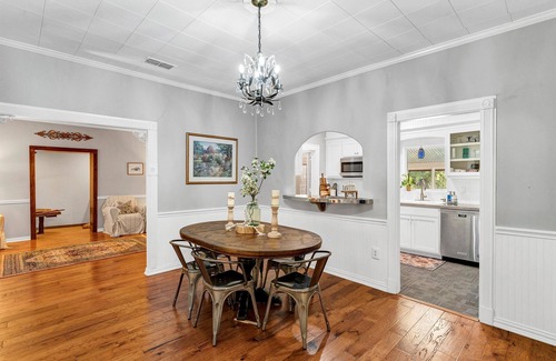 Glen Rose House | Rose Cottage on the River. Steps from Glen Rose Square and in the Paluxy