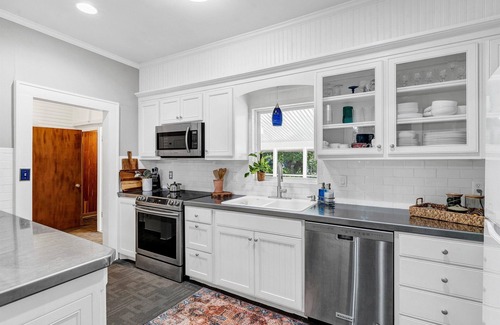 Glen Rose House | Rose Cottage on the River. Steps from Glen Rose Square and in the Paluxy
