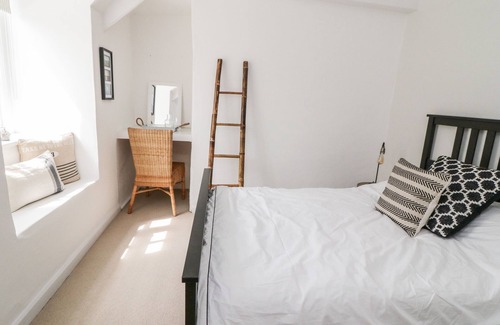 Egloshayle Cottage | ROSE COTTAGE, pet friendly, character holiday cottage in Wadebridge