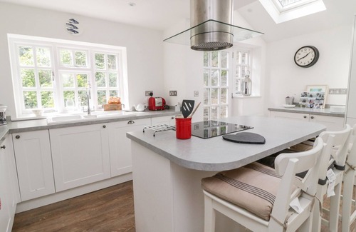 Egloshayle Cottage | ROSE COTTAGE, pet friendly, character holiday cottage in Wadebridge