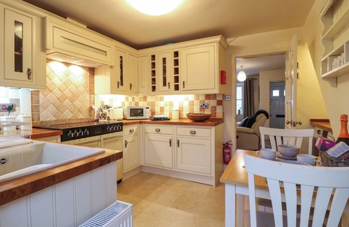 Hartington Cottage | ROSE COTTAGE, pet friendly, character holiday cottage in Hartington