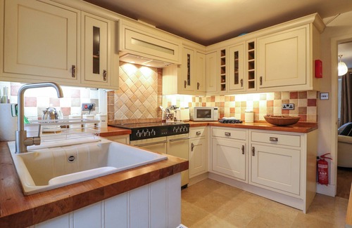 Hartington Cottage | ROSE COTTAGE, pet friendly, character holiday cottage in Hartington