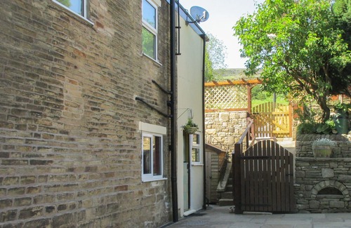 Buxworth Cottage | ROSE COTTAGE, romantic, character holiday cottage in Chinley