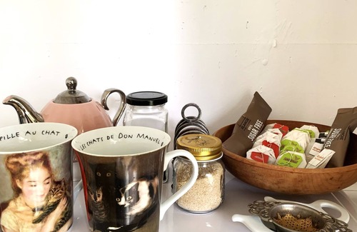 Broke Apartment | Rose Cottage Studio Romantic or Solo Getaway. Spa, Games Room