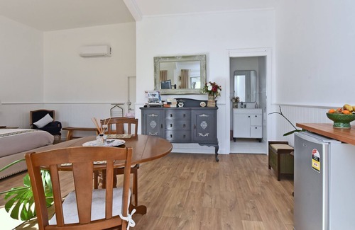 Broke Apartment | Rose Cottage Studio Romantic or Solo Getaway. Spa, Games Room