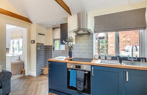 Chipstead Cottage | Rose Cottage - UK49048