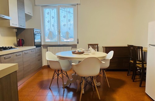 Cologna Spiaggia House | Rose garden in the hills