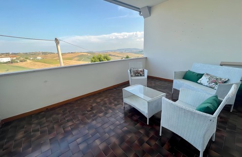 Cologna Spiaggia House | Rose garden in the hills
