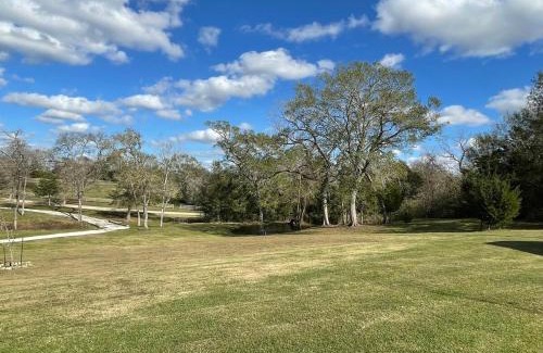 Brenham House | Rose Hill Farms- Relax at Your 12 Acre Farmhouse Retreat !
