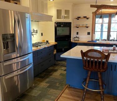 Brenham House | Rose Hill Farms- Relax at Your 12 Acre Farmhouse Retreat !