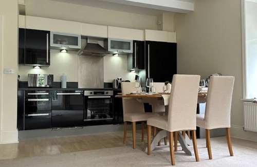 Wythenshawe Apartment | Rose Hill ManchesternCosy Modern Room in a flat overlooking Rose Hill Wood Park.