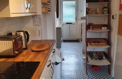Sholden House | ‘Rose House’. BBQ and garden. Ideal for couples/families! Near town and seaside.