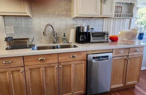 Nob Hill House | Rose House, Two walkable blocks to Historic Downtown Prescott Courthouse