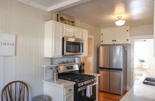 Nob Hill House | Rose House, Two walkable blocks to Historic Downtown Prescott Courthouse