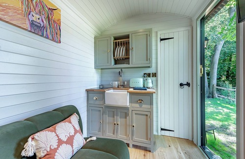 Chipstead Apartment | Rose Hut Hideaway - UK50233