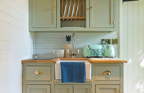 Chipstead Apartment | Rose Hut Hideaway - UK50233