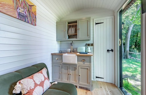 Chipstead Apartment | Rose Hut Hideaway - UK50233