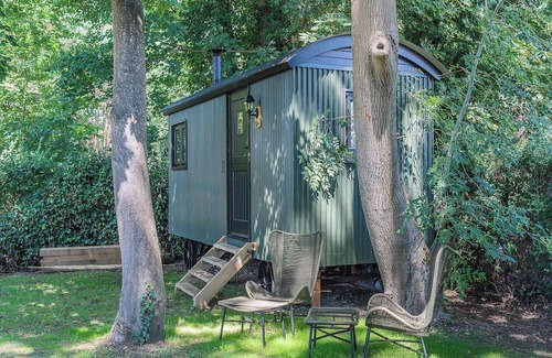 Chipstead Apartment | Rose Hut Hideaway - UK50233