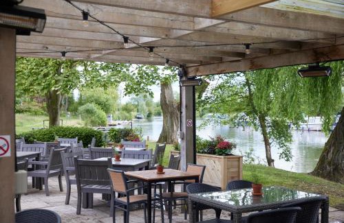 Standlake Hotel | Rose Revived by Chef & Brewer Collection