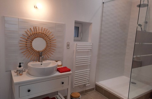 Le Blanc Bed & Breakfast | "Rose" Room in Mansion with Parking and Vehicle Charging - Le Blanc