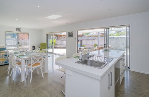 Matarangi Cottage | Rose's Beach Pad - Matarangi Holiday Home