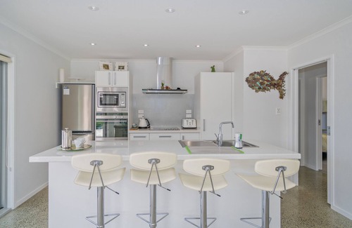 Matarangi Cottage | Rose's Beach Pad - Matarangi Holiday Home