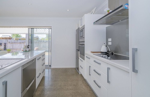 Matarangi Cottage | Rose's Beach Pad - Matarangi Holiday Home
